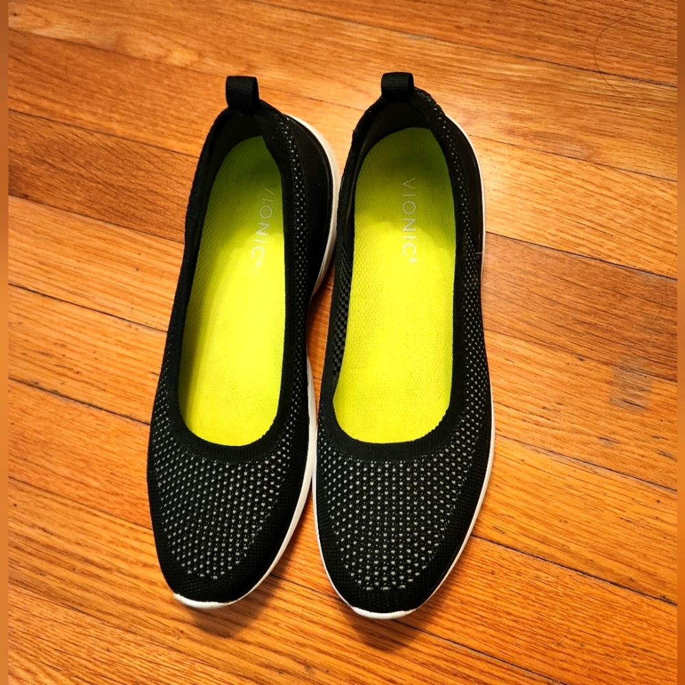 Vionic 8.5 Black Flats